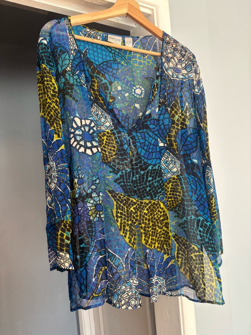Chico's Size 1 Sheer Blue Multicolor 3/4 Sleeve V-Neck Geometric Blouse 100%Silk